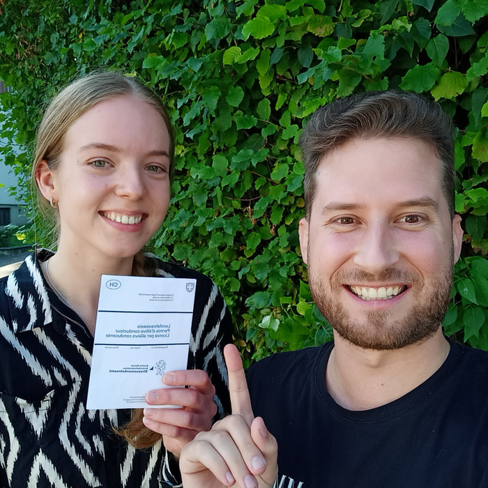Fahrschüler nach der bestandenen Fahrprüfung