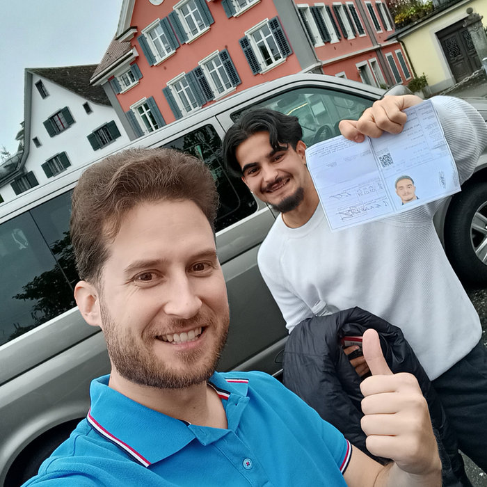 Fahrschüler nach der bestandenen Fahrprüfung