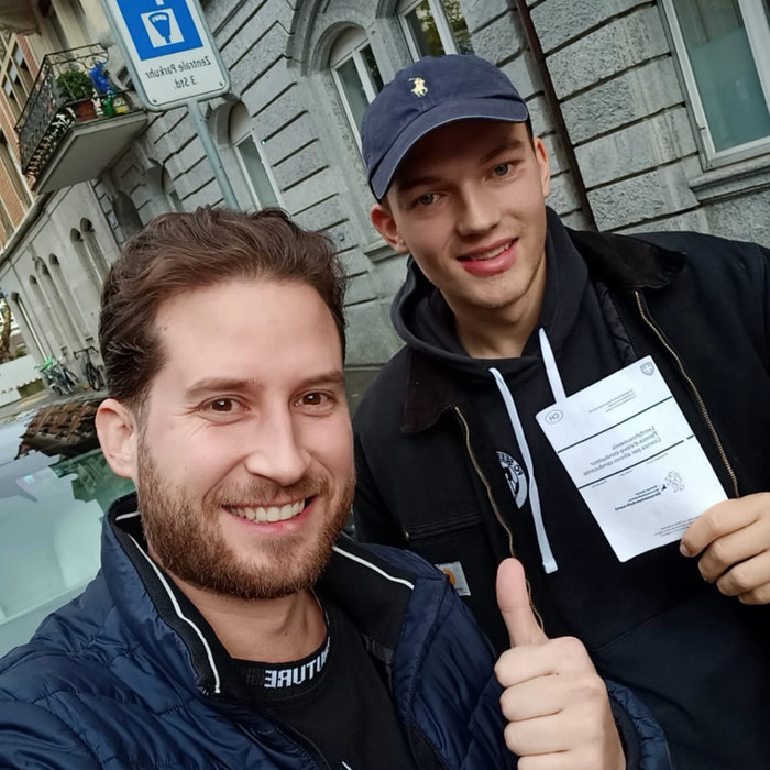 Fahrschüler nach der bestandenen Fahrprüfung